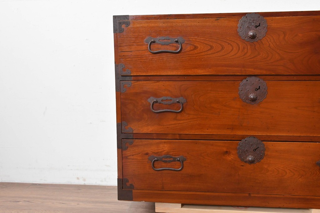 和製アンティーク　前面欅(ケヤキ)材　木目が魅力の庄内箪笥ローチェスト　(R-087321)