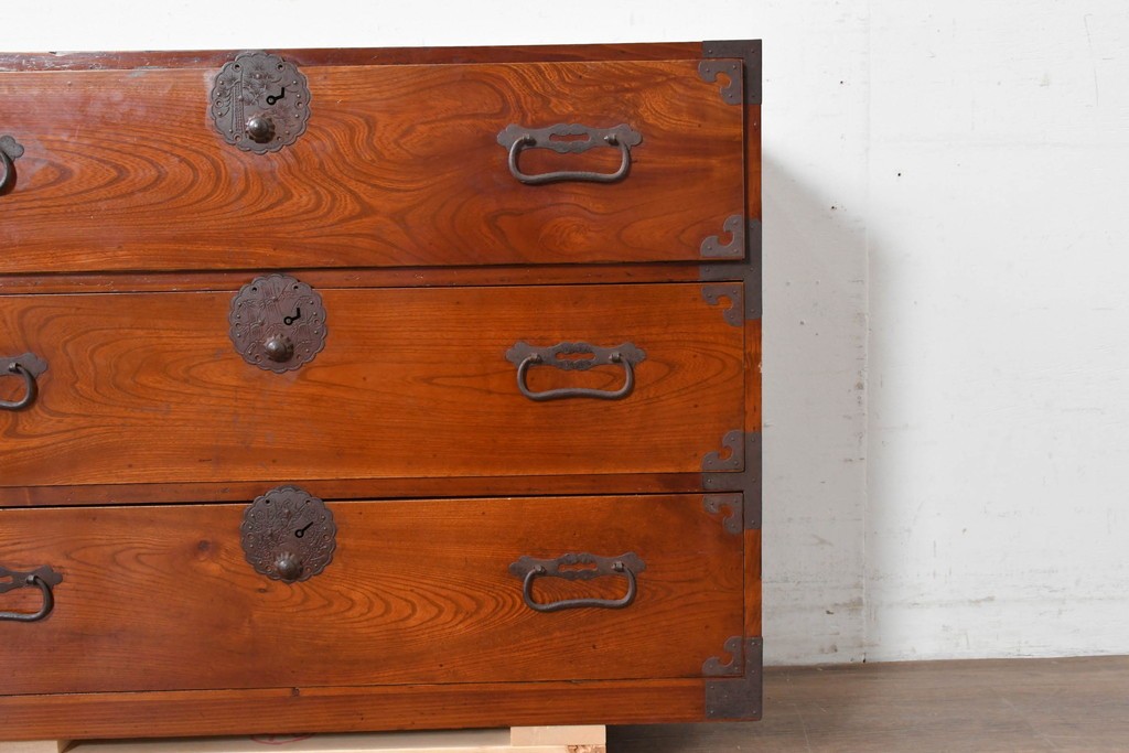 和製アンティーク　前面欅(ケヤキ)材　木目が魅力の庄内箪笥ローチェスト　(R-087321)