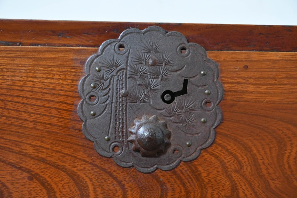 和製アンティーク　前面欅(ケヤキ)材　木目が魅力の庄内箪笥ローチェスト　(R-087321)