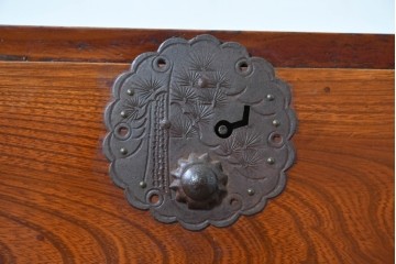 和製アンティーク　前面欅(ケヤキ)材　木目が魅力の庄内箪笥ローチェスト　(R-087321)