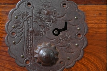 和製アンティーク　前面欅(ケヤキ)材　木目が魅力の庄内箪笥ローチェスト　(R-087321)