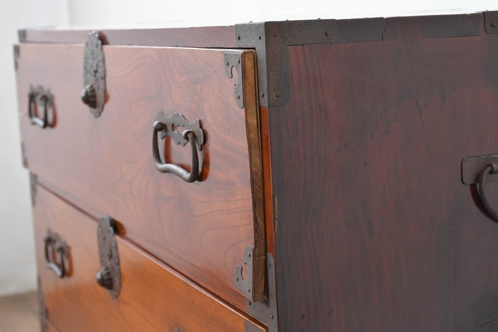 和製アンティーク　前面欅(ケヤキ)材　木目が魅力の庄内箪笥ローチェスト　(R-087321)