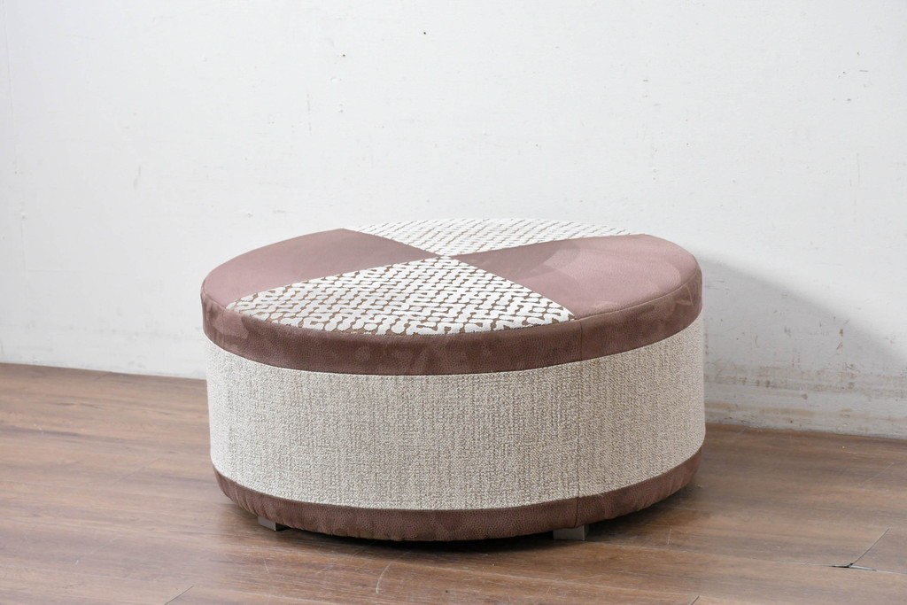 中古　コントラストの美しい幾何学パッチワークのラウンドフットスツール　(R-087324)