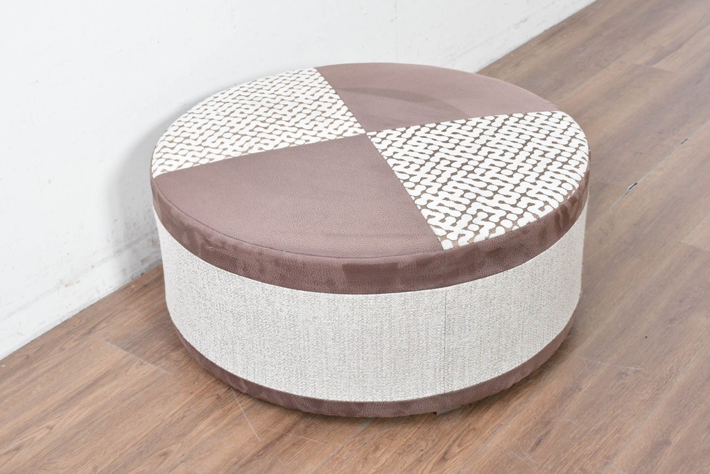 中古　コントラストの美しい幾何学パッチワークのラウンドフットスツール　(R-087324)