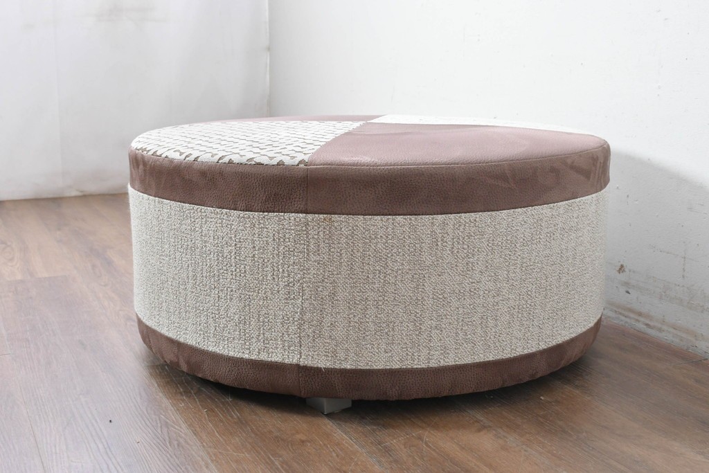 中古　コントラストの美しい幾何学パッチワークのラウンドフットスツール　(R-087324)