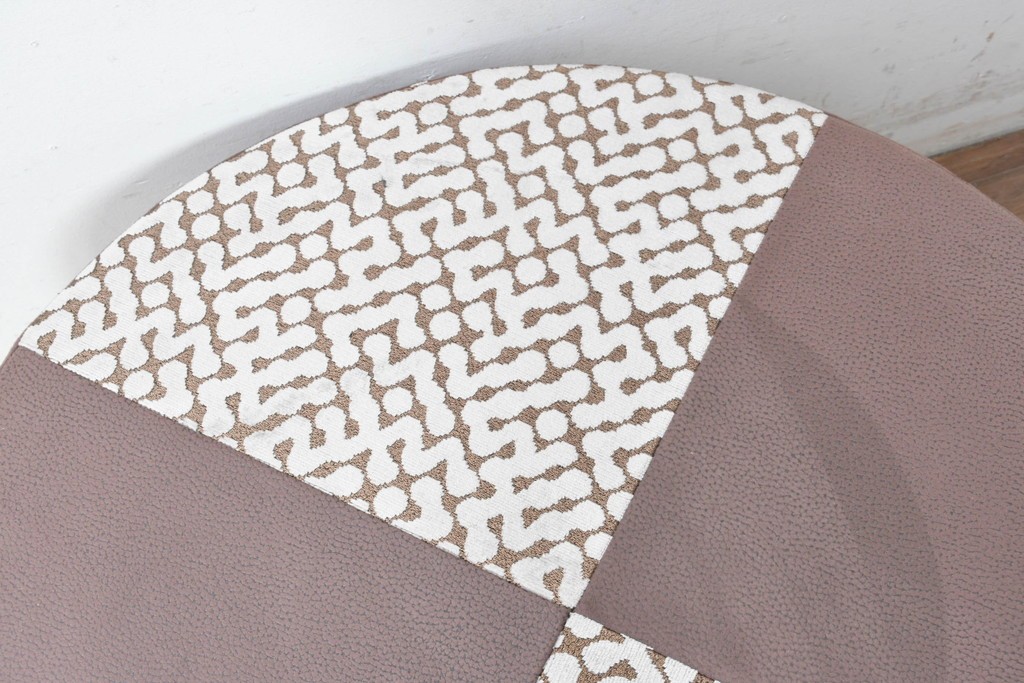 中古　コントラストの美しい幾何学パッチワークのラウンドフットスツール　(R-087324)