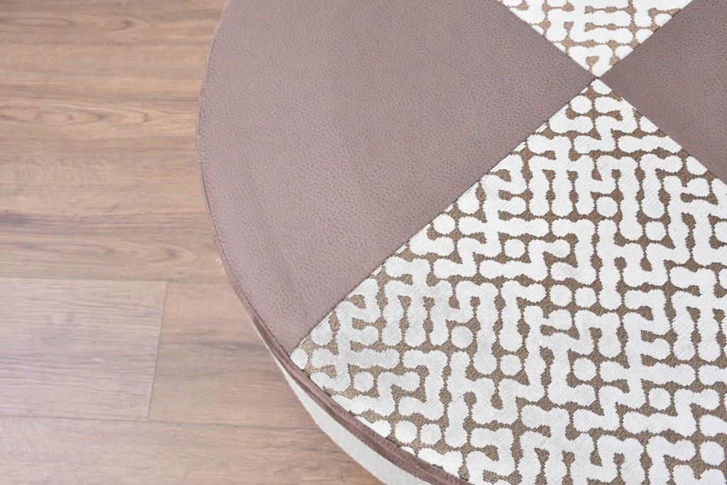 中古　コントラストの美しい幾何学パッチワークのラウンドフットスツール　(R-087324)