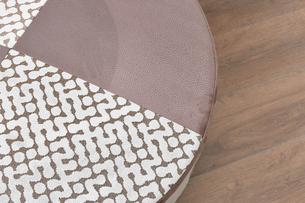 中古　コントラストの美しい幾何学パッチワークのラウンドフットスツール　(R-087324)