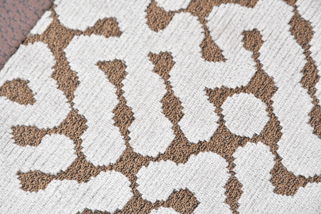 中古　コントラストの美しい幾何学パッチワークのラウンドフットスツール　(R-087324)