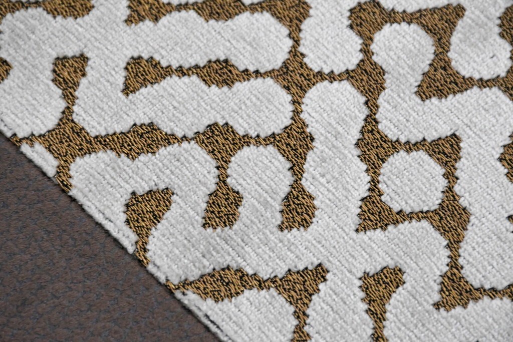 中古　コントラストの美しい幾何学パッチワークのラウンドフットスツール　(R-087324)