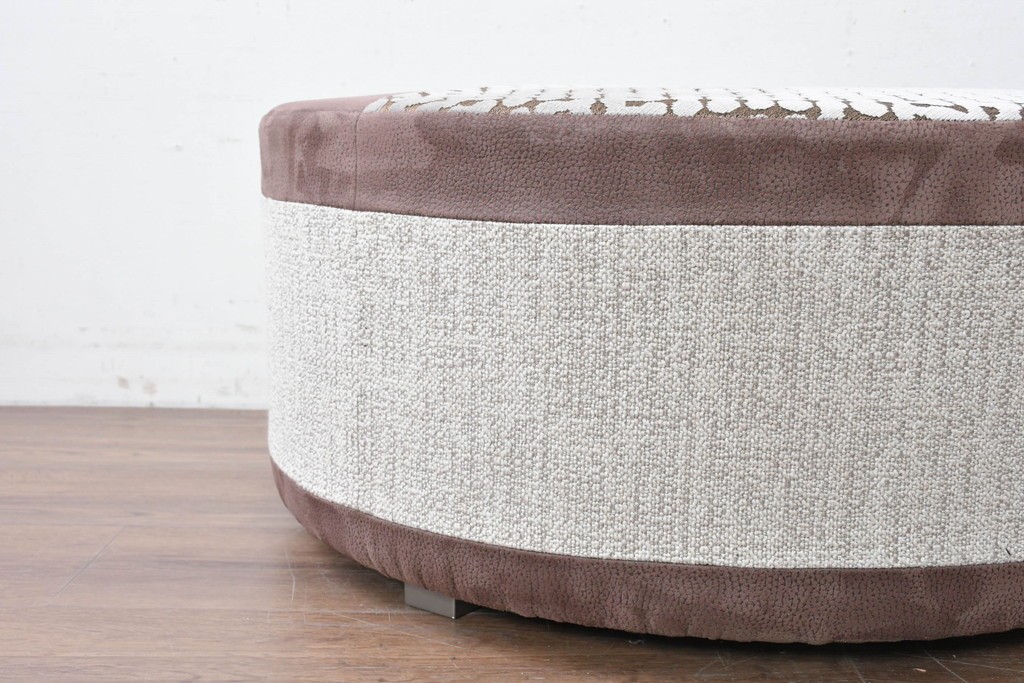 中古　コントラストの美しい幾何学パッチワークのラウンドフットスツール　(R-087324)