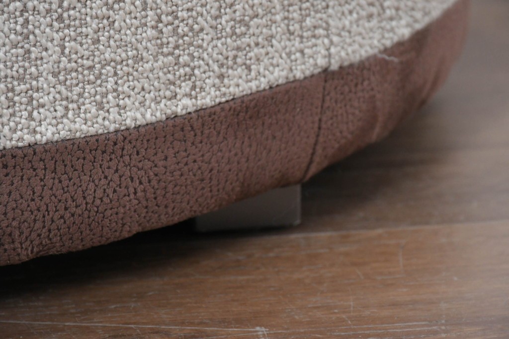 中古　コントラストの美しい幾何学パッチワークのラウンドフットスツール　(R-087324)