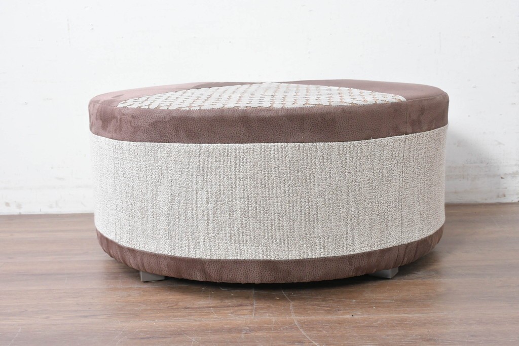 中古　コントラストの美しい幾何学パッチワークのラウンドフットスツール　(R-087324)