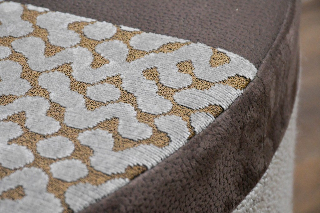 中古　コントラストの美しい幾何学パッチワークのラウンドフットスツール　(R-087324)