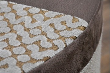 中古　コントラストの美しい幾何学パッチワークのラウンドフットスツール　(R-087324)