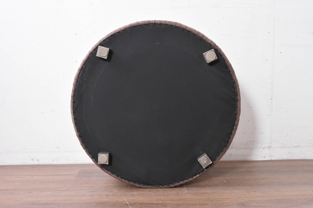 中古　コントラストの美しい幾何学パッチワークのラウンドフットスツール　(R-087324)