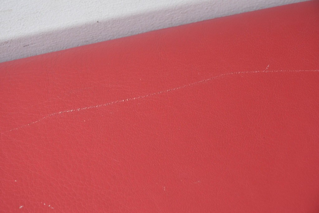 イタリアヴィンテージ　S'ACCOMODI(サコモディ)　赤が映えるミニマルデザインのキャスター付きオットマン　(R-087325)