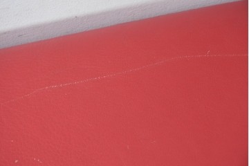 イタリアヴィンテージ　S'ACCOMODI(サコモディ)　赤が映えるミニマルデザインのキャスター付きオットマン　(R-087325)