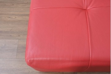 イタリアヴィンテージ　S'ACCOMODI(サコモディ)　赤が映えるミニマルデザインのキャスター付きオットマン　(R-087325)