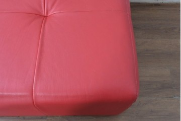 イタリアヴィンテージ　S'ACCOMODI(サコモディ)　赤が映えるミニマルデザインのキャスター付きオットマン　(R-087325)