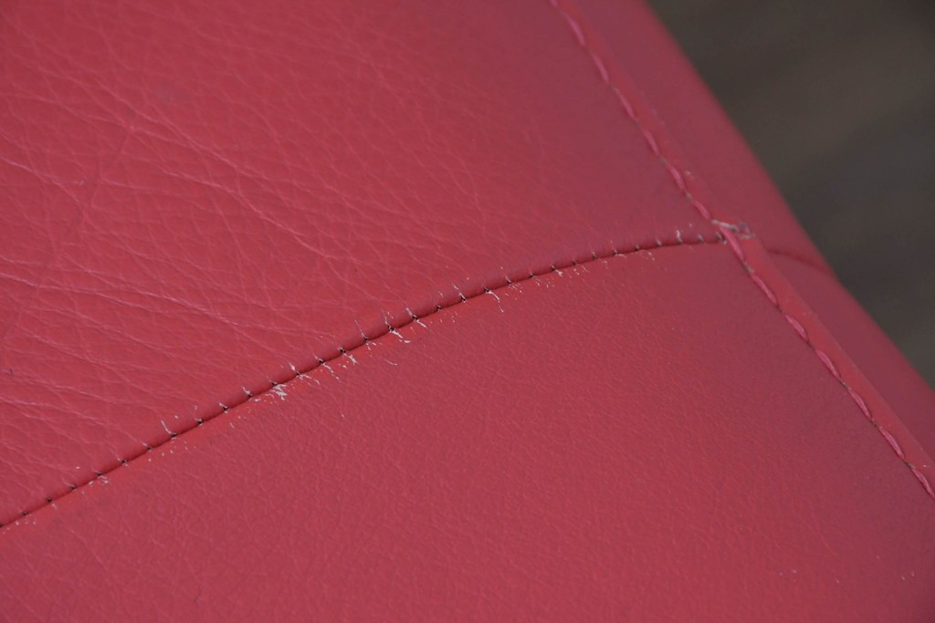 イタリアヴィンテージ　S'ACCOMODI(サコモディ)　赤が映えるミニマルデザインのキャスター付きオットマン　(R-087325)