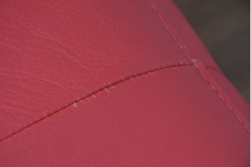 イタリアヴィンテージ　S'ACCOMODI(サコモディ)　赤が映えるミニマルデザインのキャスター付きオットマン　(R-087325)