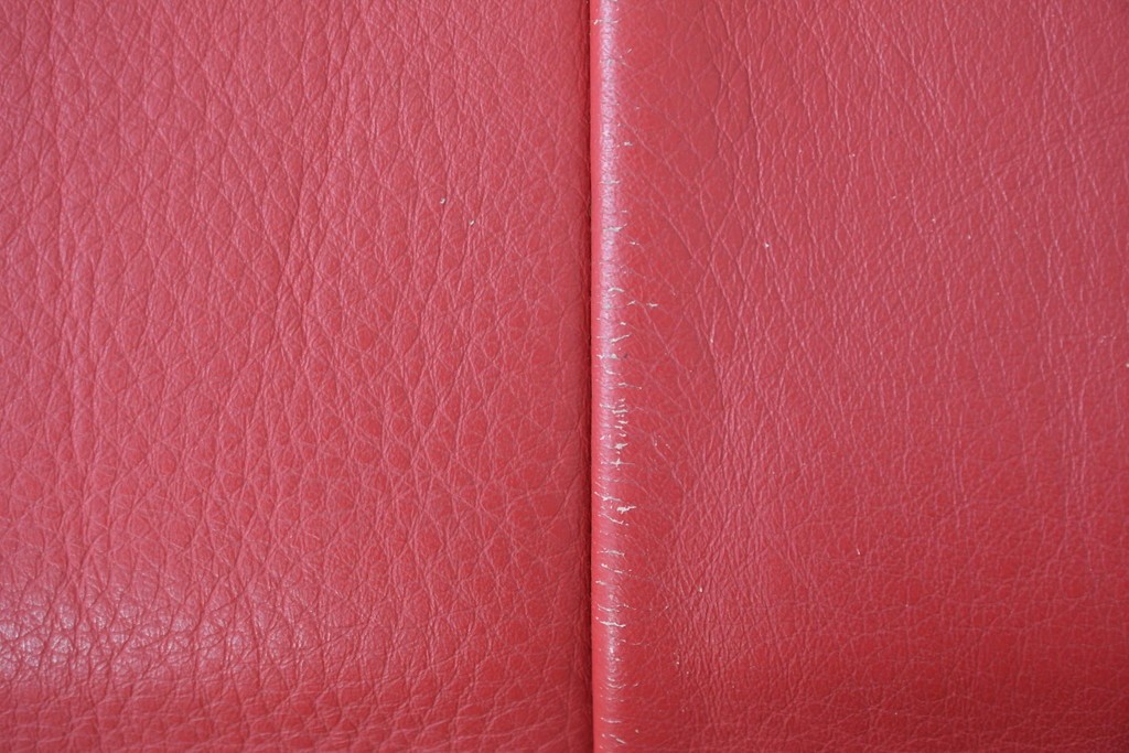 イタリアヴィンテージ　S'ACCOMODI(サコモディ)　赤が映えるミニマルデザインのキャスター付きオットマン　(R-087325)