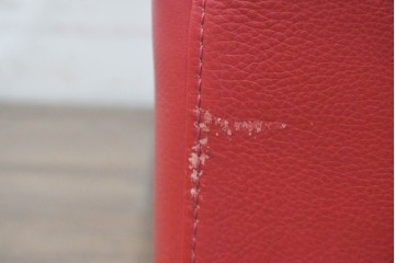 イタリアヴィンテージ　S'ACCOMODI(サコモディ)　赤が映えるミニマルデザインのキャスター付きオットマン　(R-087325)