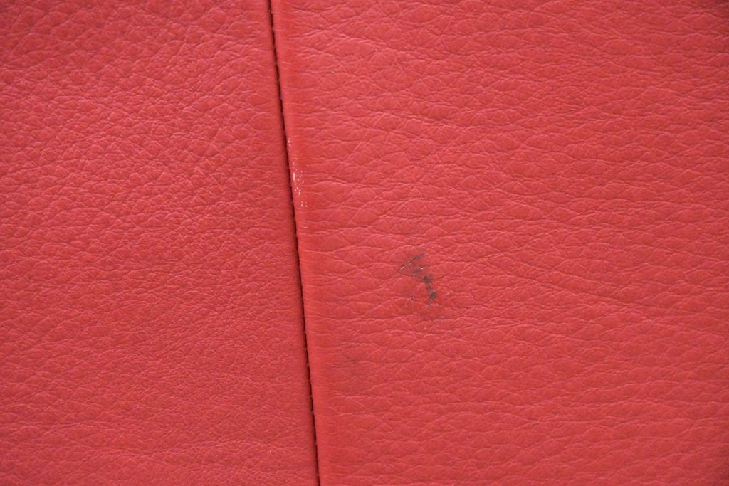 イタリアヴィンテージ　S'ACCOMODI(サコモディ)　赤が映えるミニマルデザインのキャスター付きオットマン　(R-087325)