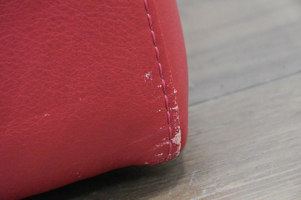 イタリアヴィンテージ　S'ACCOMODI(サコモディ)　赤が映えるミニマルデザインのキャスター付きオットマン　(R-087325)