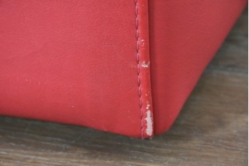 イタリアヴィンテージ　S'ACCOMODI(サコモディ)　赤が映えるミニマルデザインのキャスター付きオットマン　(R-087325)