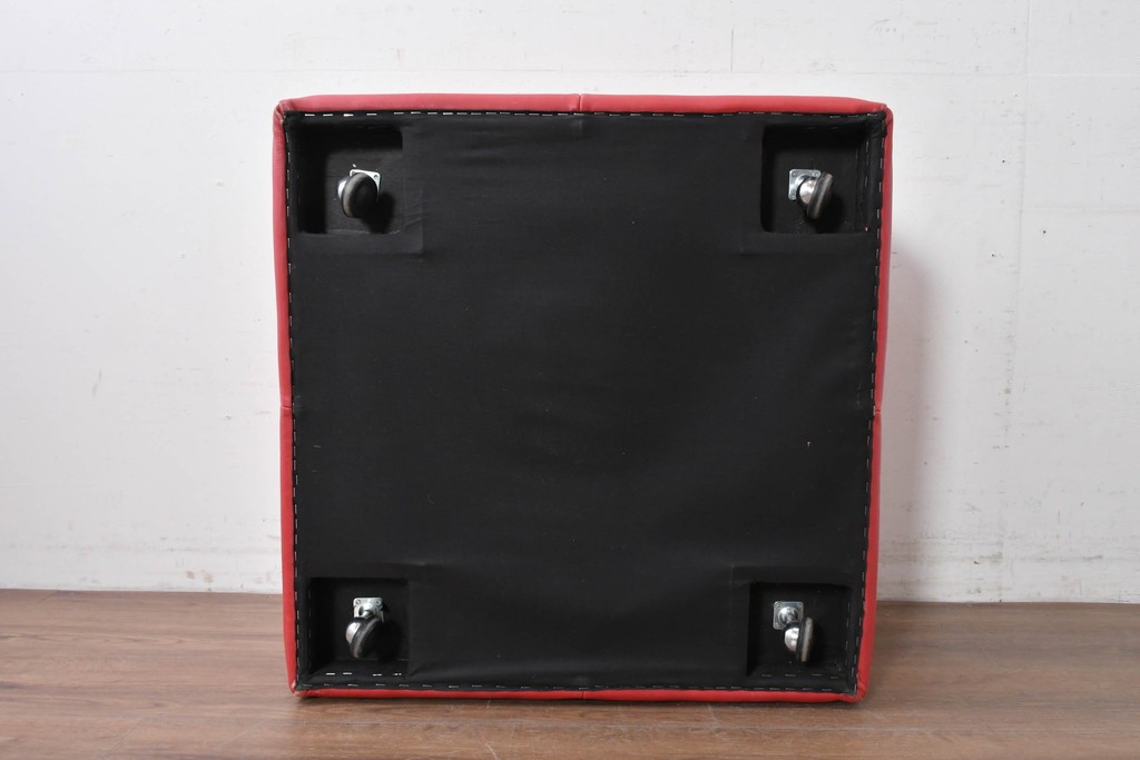 イタリアヴィンテージ　S'ACCOMODI(サコモディ)　赤が映えるミニマルデザインのキャスター付きオットマン　(R-087325)