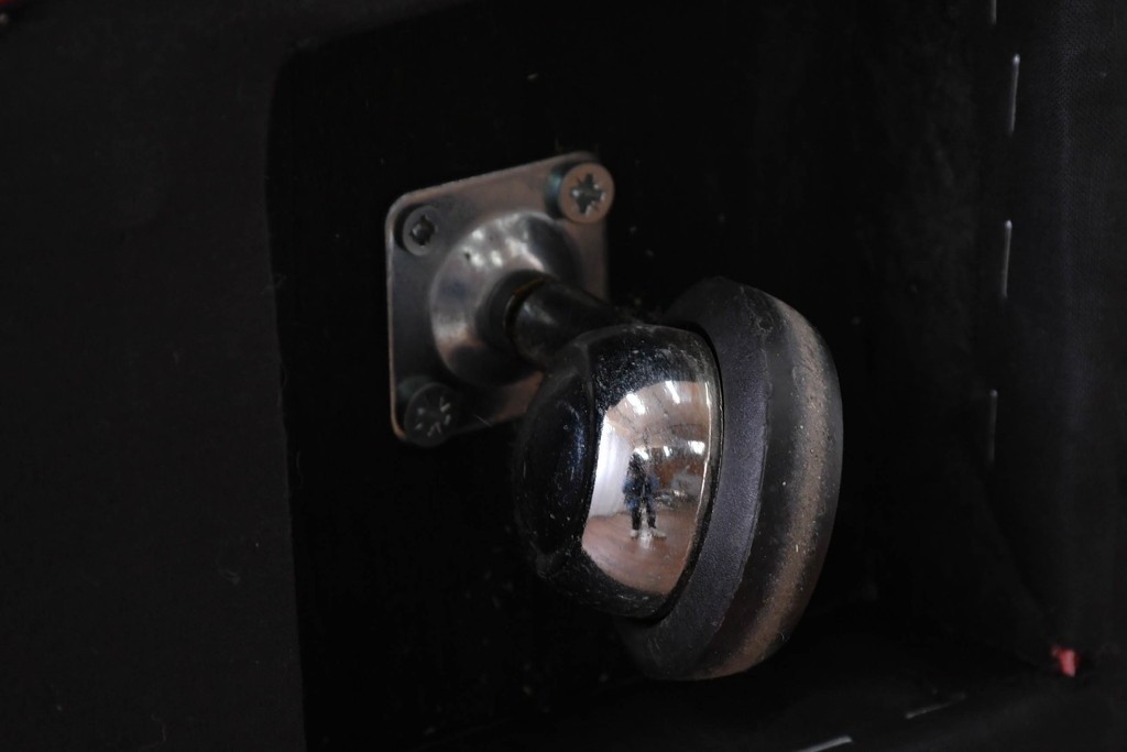 イタリアヴィンテージ　S'ACCOMODI(サコモディ)　赤が映えるミニマルデザインのキャスター付きオットマン　(R-087325)