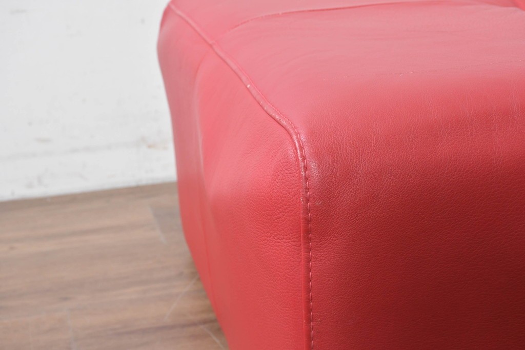 イタリアヴィンテージ　S'ACCOMODI(サコモディ)　赤が映えるミニマルデザインのキャスター付きオットマン　(R-087325)