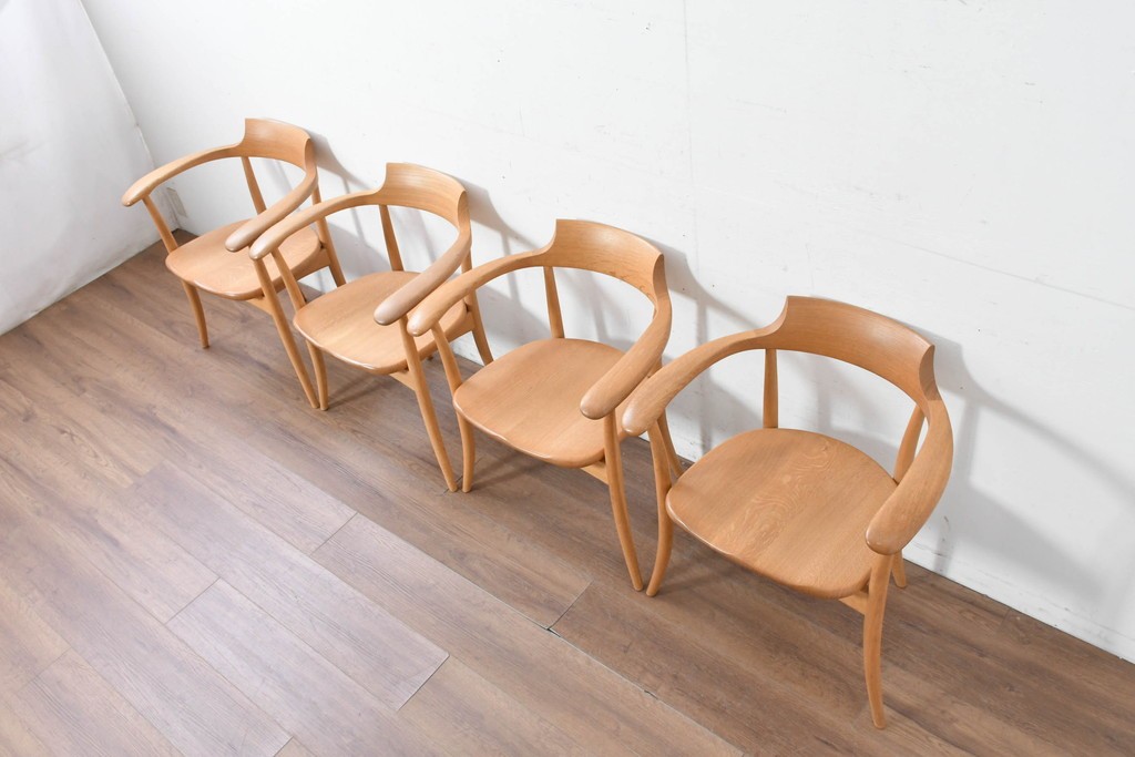 中古　飛騨産業　キツツキマーク　CRESCENT(クレセント)シリーズ　オーク材　曲線美が際立つアームチェア4脚セット　定価約39万円　(R-087326)