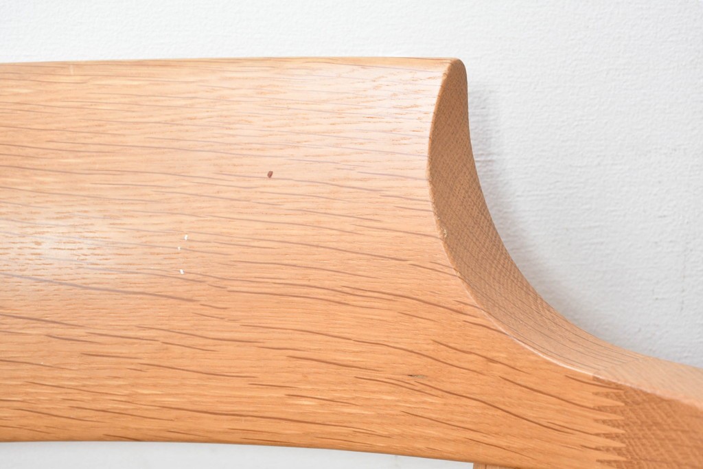 中古　飛騨産業　キツツキマーク　CRESCENT(クレセント)シリーズ　オーク材　曲線美が際立つアームチェア4脚セット　定価約39万円　(R-087326)