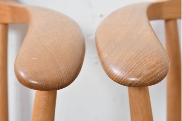 中古　飛騨産業　キツツキマーク　CRESCENT(クレセント)シリーズ　オーク材　曲線美が際立つアームチェア4脚セット　定価約39万円　(R-087326)