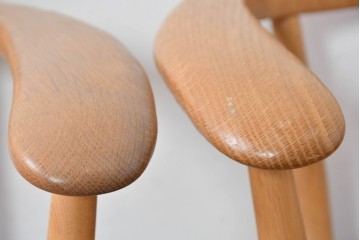 中古　飛騨産業　キツツキマーク　CRESCENT(クレセント)シリーズ　オーク材　曲線美が際立つアームチェア4脚セット　定価約39万円　(R-087326)