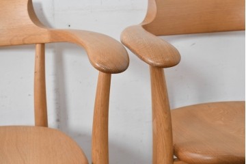 中古　飛騨産業　キツツキマーク　CRESCENT(クレセント)シリーズ　オーク材　曲線美が際立つアームチェア4脚セット　定価約39万円　(R-087326)