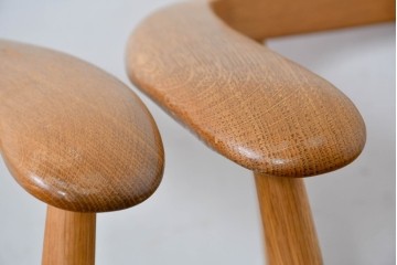 中古　飛騨産業　キツツキマーク　CRESCENT(クレセント)シリーズ　オーク材　曲線美が際立つアームチェア4脚セット　定価約39万円　(R-087326)