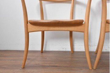 中古　飛騨産業　キツツキマーク　CRESCENT(クレセント)シリーズ　オーク材　曲線美が際立つアームチェア4脚セット　定価約39万円　(R-087326)