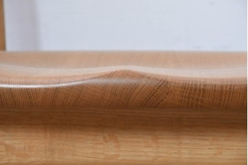 中古　飛騨産業　キツツキマーク　CRESCENT(クレセント)シリーズ　オーク材　曲線美が際立つアームチェア4脚セット　定価約39万円　(R-087326)