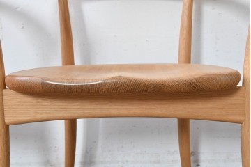 中古　飛騨産業　キツツキマーク　CRESCENT(クレセント)シリーズ　オーク材　曲線美が際立つアームチェア4脚セット　定価約39万円　(R-087326)