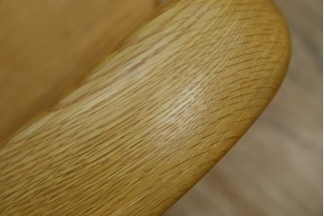 中古　飛騨産業　キツツキマーク　CRESCENT(クレセント)シリーズ　オーク材　曲線美が際立つアームチェア4脚セット　定価(4脚合計)約39万円　(R-087326)