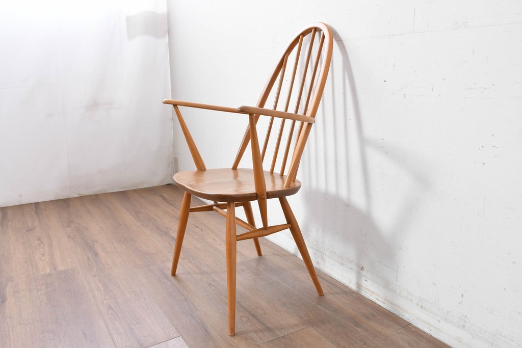 イギリスヴィンテージ　ERCOL(アーコール)　BSロゴ入り!　ウィンザーチェア　ナチュラル色のクエーカーアームチェア　(R-087327)