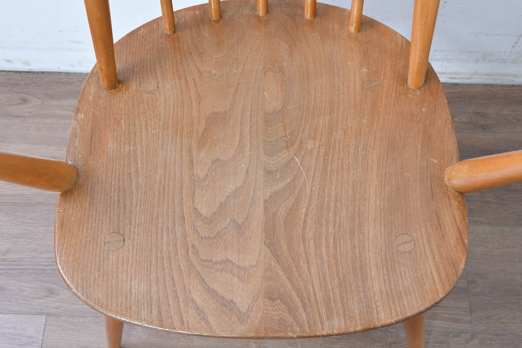 イギリスヴィンテージ　ERCOL(アーコール)　BSロゴ入り!　ウィンザーチェア　ナチュラル色のクエーカーアームチェア　(R-087327)