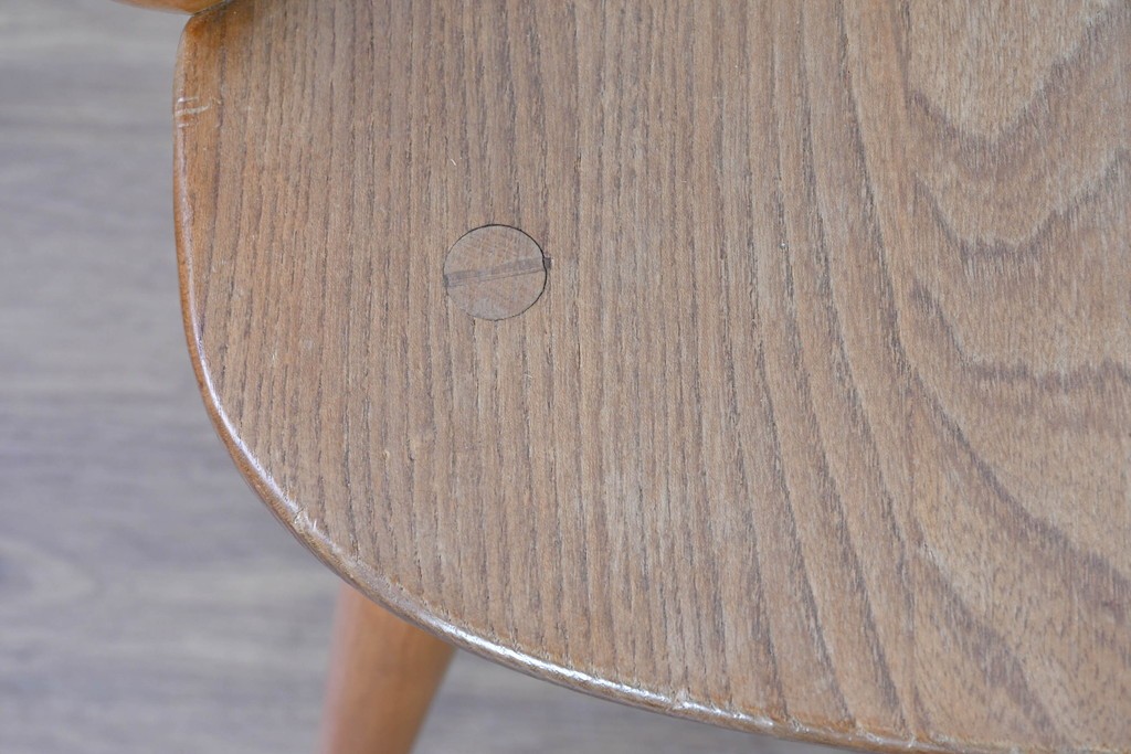 イギリスヴィンテージ　ERCOL(アーコール)　BSロゴ入り!　ウィンザーチェア　ナチュラル色のクエーカーアームチェア　(R-087327)