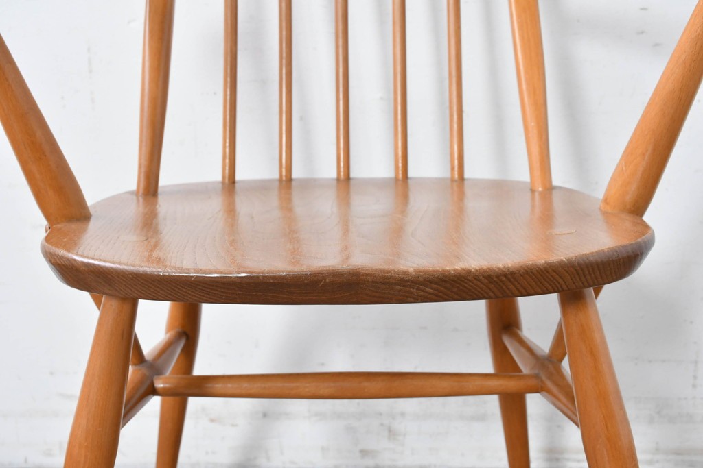 イギリスヴィンテージ　ERCOL(アーコール)　BSロゴ入り!　ウィンザーチェア　ナチュラル色のクエーカーアームチェア　(R-087327)