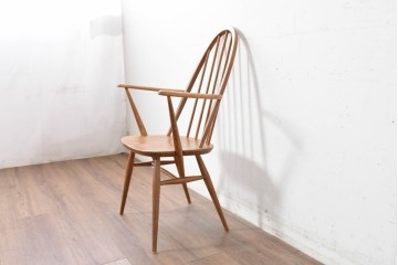 イギリスヴィンテージ　ERCOL(アーコール)　BSロゴ入り!　ウィンザーチェア　ナチュラル色のクエーカーアームチェア　(R-087328)