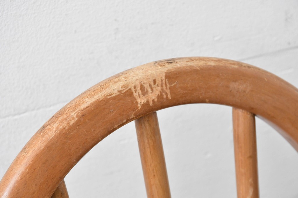 イギリスヴィンテージ　ERCOL(アーコール)　BSロゴ入り!　ウィンザーチェア　ナチュラル色のクエーカーアームチェア　(R-087328)